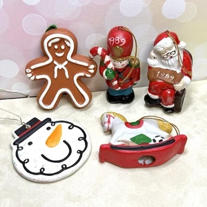 Vintage Weihnachtsschmuck Set - Keramik Pferd, Lebkuchen, Weihnachtsmann & Schneemann - Bild 1 von 6