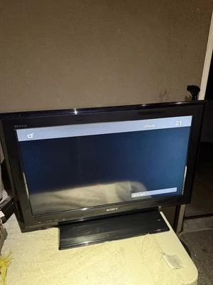 Sony Bravia 26” LCD TV Barely Used. KDL-26L5000 HDMI Input. + Stand Retro Gaming - Image 1 of 4
