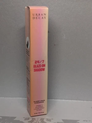 Sombra líquida brillante esmaltada Urban Decay 24/7, Space Cowboy intensa Foto 1 de 3