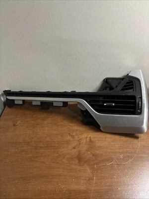 Bisel de salida de aire derecho axioma plateado 2015-20 GMC Yukon Denali 23464593 Foto 1 de 4