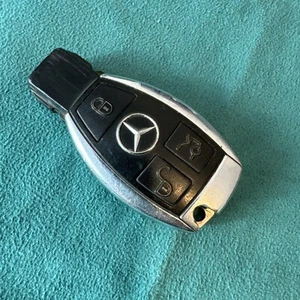 USED MERCEDES BENZ 3 BUTTON REMOTE KEY FOB IN WORKING ORDER. - Picture 1 of 4