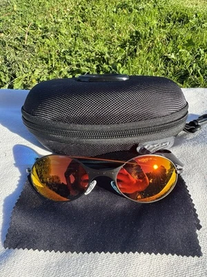 Gafas de sol Oakley Wire vintage con marco de metal negras iridiscentes rojas naranjas lentes Foto 1 de 4