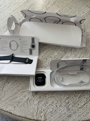 Apple Watch SE 2 40mm Midnight Aluminum - Midnight Sport Band MXE93LL/A 2024 - Image 1 of 4