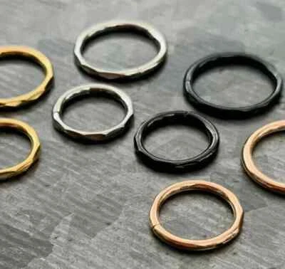 Anillo de segmento con bisagras facetadas Clicker de tabique hélice PVD grado de implante titanio 1 pieza Foto 1 de 4