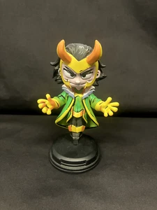 Estatua animada Loki - Skottie Young - Marvel - Gentle Giant - Imagen 1 de 3