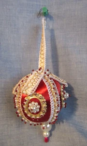 SPILLA A SPINTA VINTAGE RASO ROSSO FATTA A MANO PERLE ORO E BIANCHE ORNAMENTO NATALE - Foto 1 di 4