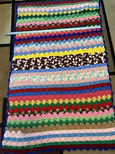 Oma afghanische handgehäkelte Decke gewellter Rand mehrfarbig 60x36" Detail - Bild 1 von 9