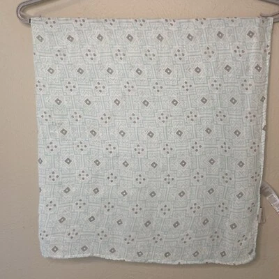 Manta de muselina de bambú con estampado geométrico verde pastel Aden + Anais 48x46" Foto 1 de 4