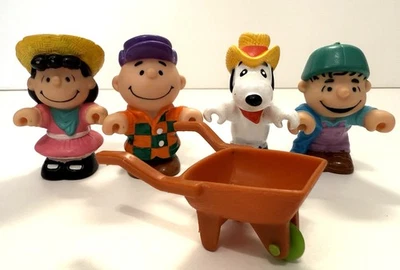 FIGURAS DE COLECCIÓN DE 4 PERSONAJES DE CACAHUETES GENTE PEQUEÑA Lucy Snoopy Charlie Brown Linus Foto 1 de 4