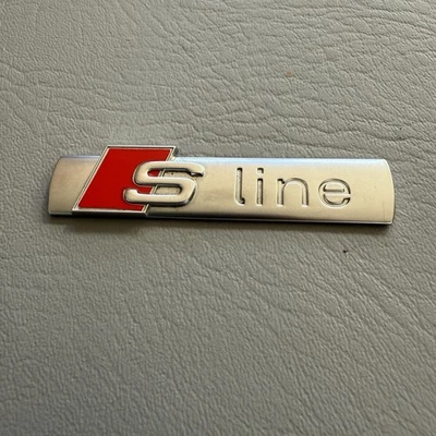 AUDI A3 A4 A5 A6 2002-2022 A7 Q3 Q5 Q7 TT S-LINE EMBLEMA PLACA DE IDENTIFICACIÓN INSIGNIA LOGOTIPO OEM Foto 1 de 4