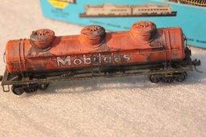 ATHEARN "HO" 42 TANKER 3 DOME MOBILGAS CAR WSNX RAILROAD TRAIN 2387 HAND WEATHER - Picture 1 of 4