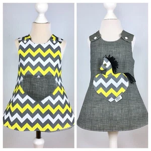 Vestido de niña reversible hecho a mano amarillo y gris Zig Zag. Talla: recién nacido - 9 años - Imagen 1 de 8