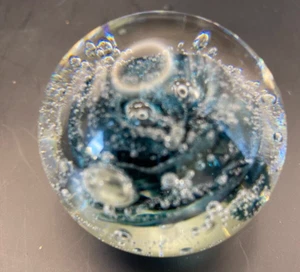 Millrace Glass Paperweight Blue and Black Swirles + Bubbles - Holmfirth 681149 - Foto 1 di 10