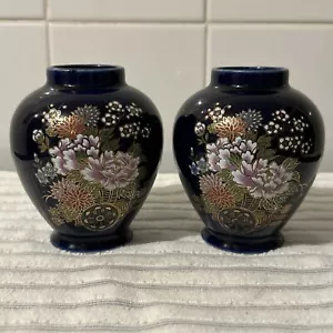 Paar kobaltblaue japanische Keramikvasen Siegelmarke auf Basis Chrysanthemenmuster - Bild 1 von 14