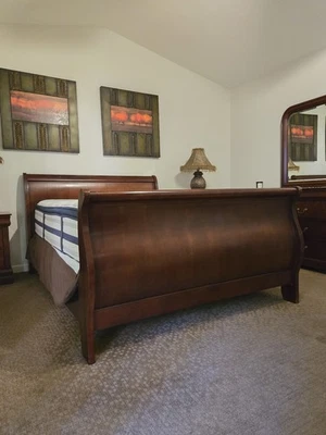 Cálido dormitorio cereza suite cama trineo queen, tocador, espejo, cofre, mesitas de noche Foto 1 de 4