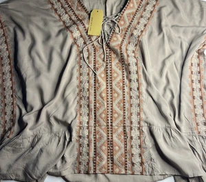 Andree by Unit Gray Embroidered Women 2X Gypsy Poncho Shirt Boho Peasant NWT - Picture 1 of 16