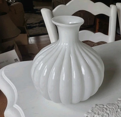 Jarrón West Elm grande de vidrio blanco acanalado lágrima minimalista 9" Australia Foto 1 de 4