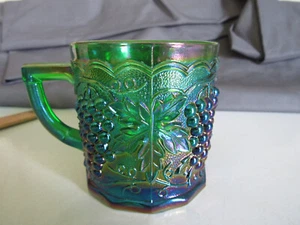 Tazza tazza vintage vetro imperiale verde iridescente carnevale uva 1988 altezza 3" - Foto 1 di 10