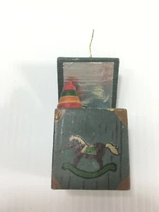 Caja de juguete azul adorno navideño vintage caballo en la parte delantera - Imagen 1 de 12