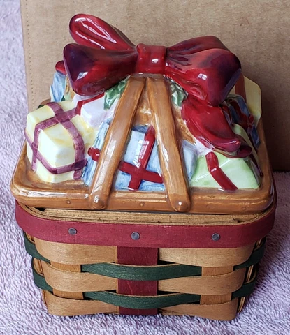 Longaberger Little Gift Box Basket with Ceramic Top and Plastic Liner 2006 Cover