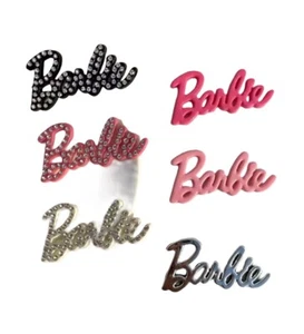 10 Dijes Chatarra Cabujón Resina Grande Script Muñeca Barbie Palabra Rosa Negro - Imagen 1 de 6