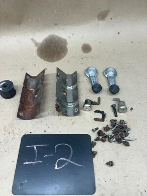 73 75 77 79 80 CHEVROLET GMC K5 K10 C10 K30 C30 PERNOS DE HERRAJES DE PUERTA DE FABRICANTE ORIGINAL USO MIXTO Foto 1 de 4