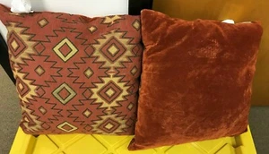 BRANDNEUES PAAR VON SÜDWEST INSPIRIERTE GEBÜRSTETE POLY DEKORATIVE KISSEN 50 % RABATT 499 $ - Bild 1 von 1