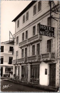 Vintage 1958 FRANKREICH Echtfoto RPPC Postkarte "HOTEL DE NEIGES" Straßenansicht - Bild 1 von 2