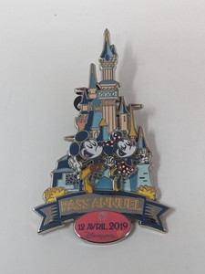 贅沢品 パリディズニー 塔の上のラプンツェル ピンバッジ サイン入 限定品 バッジ コミック アニメグッズ 12 192 Www Blackt Cms De