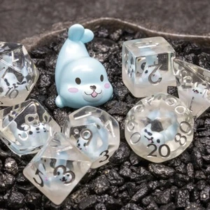 Sage's Familiars - Baby Blue Seal Familiar Harz polyedrische Würfel Set - Bild 1 von 10