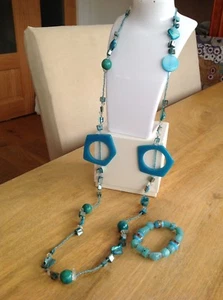 NECKLACE -Turquoise coloured long necklace and matching bracelet. Sixties style. - Picture 1 of 8