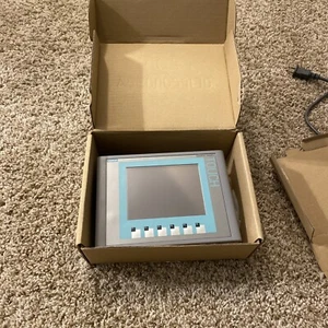 SIEMENS Basic Mono HMI 6AV6647-0AB11-3AX0 / 6AV66470AB113AX0 (USADO Y PROBADO) - Imagen 1 de 4