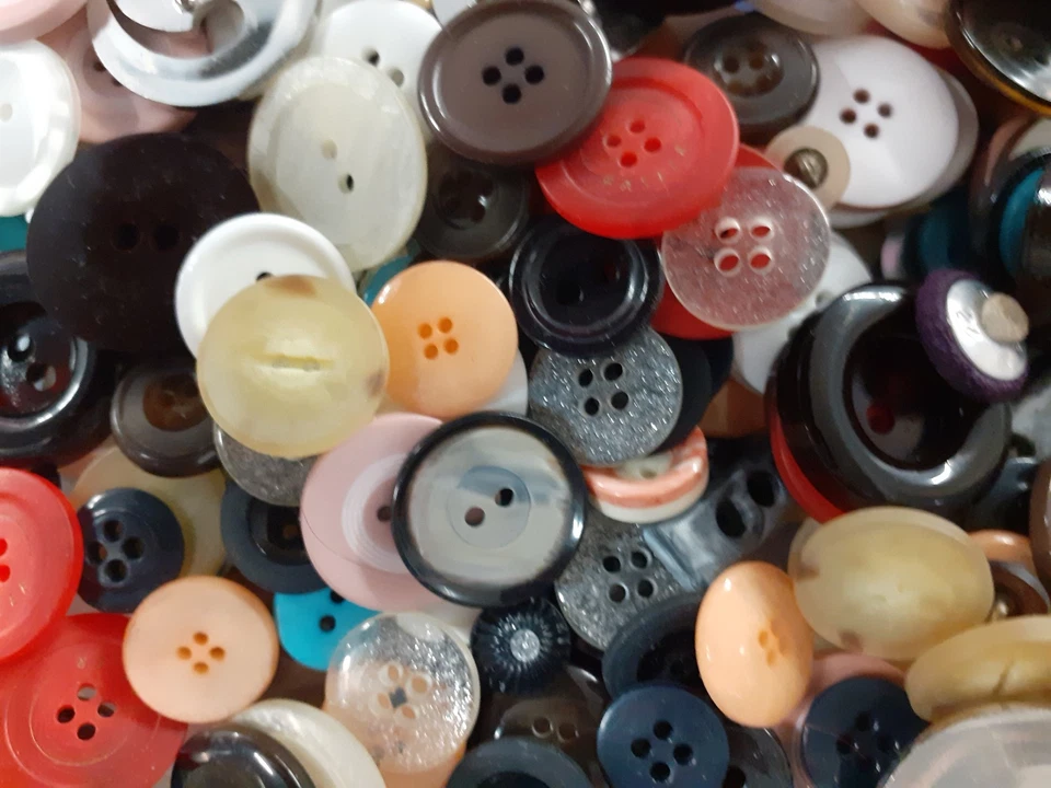 KONVOLUT  200g  BUNTE KNÖPFE  MIX  ø 10 - 25mm  ALT NEU EINZELNE UND MEHRERE - Bild 1 von 4