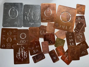 AO Monogramm -29 verschiedene Wäscheschablonen für Aussteuer Kupferblech um 1900 - Picture 1 of 6