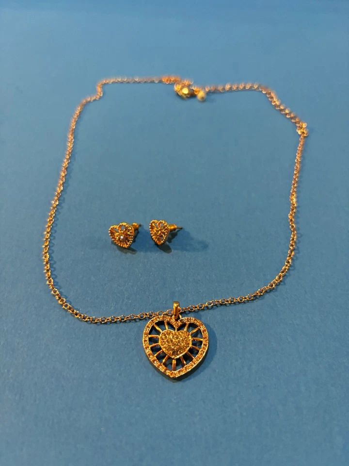 Conjunto de regalo de collar y pendiente brillante Avon Studio 1886 corazón dorado rosa Foto 1 de 1