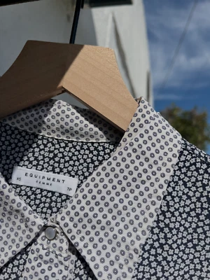 Equipment 100% 真丝西部衬衫 XS Mother of Pearl Snaps 白色/海军蓝 — 第 1/3 张图片