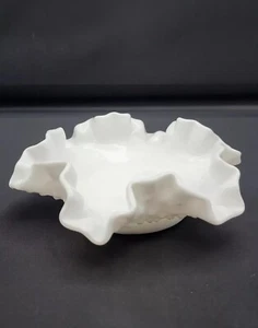 Fenton Blanco Leche Vidrio Hobnail Cuenco Volantes Borde Prensado Caramelo Plato 6" Diámetro - Imagen 1 de 12