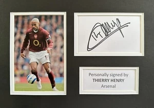 THIERRY HENRY HAND SIGNED WHITE CARD IN A4 ARSENAL MOUNT DISPLAY - Picture 1 of 1