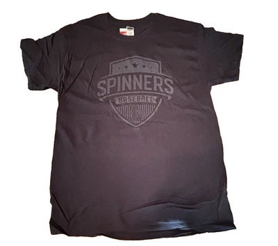 Lowell Spinners Béisbol Escudo Negro Camiseta Talla Grande (025) Foto 1 de 4
