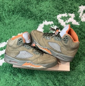 Taglia 10,5 - Air Jordan 5 Retro 2024 Oliva - Foto 1 di 11