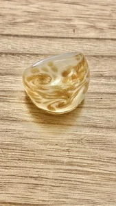Anillo de vidrio con incrustación de oro grueso nacarado talla 8. - Imagen 1 de 6