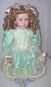 Kingstate HILDA bambola da collezione bionda ragazza graziosa abito pizzo verde nuova con scatola - Foto 1 di 12