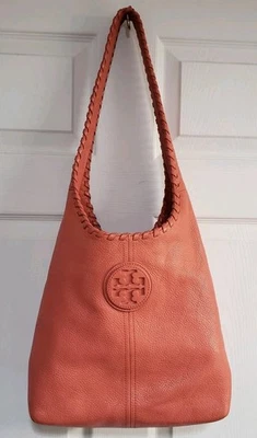 Сумка с короткими ручками Tory Burch коралловая шагреневая кожа Marion Hobo сумочка  - Изображение 1 из 4