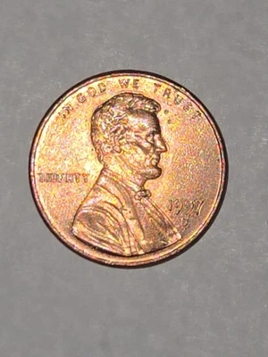 Centavo conmemorativo Lincoln 1997-D moneda de Estados Unidos cerca circulada. Foto 1 de 3