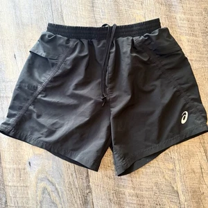 Asics Shorts Herren klein schwarz 5" kurz gefüttert Laufen Training Training Tasche - Bild 1 von 9