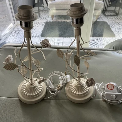Paar Tisch- oder Nachttischlampen, creme mit Metallblättern Blumen - Bild 1 von 4