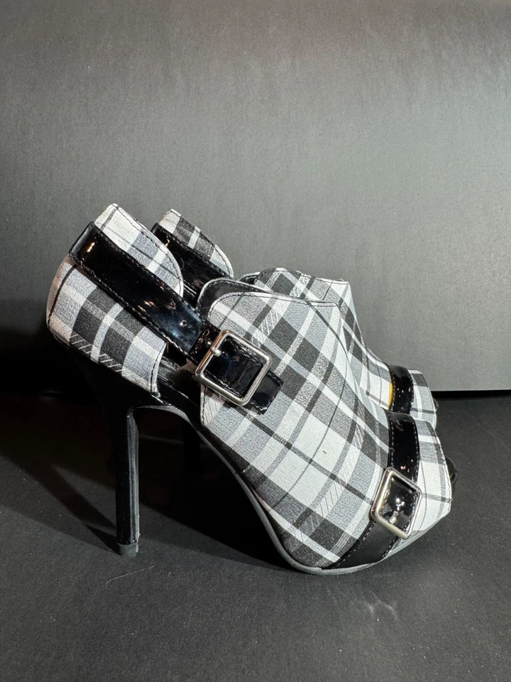 Tacón de salón de tela a cuadros Wild Rose con hebillas punta abierta para mujer talla 7 de EE. UU. Foto 1 de 4