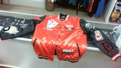 Chaqueta Dodge Challenger Demon Bomber Full-Snap - Negra/Roja Talla pequeña Foto 1 de 4