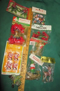 Vintage LOT 30+ CORSAGE TEILE 8 NOS PCKS ORNAMENTE JAPAN HONGKONG WEIHNACHTSMANN SCHLITTEN - Bild 1 von 11