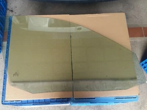 VW Bora window pane for door front right - Picture 1 of 2
